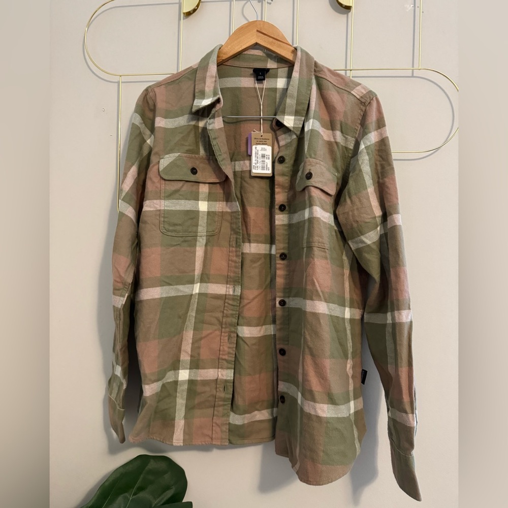 Patagonia Women’s Button up size Large